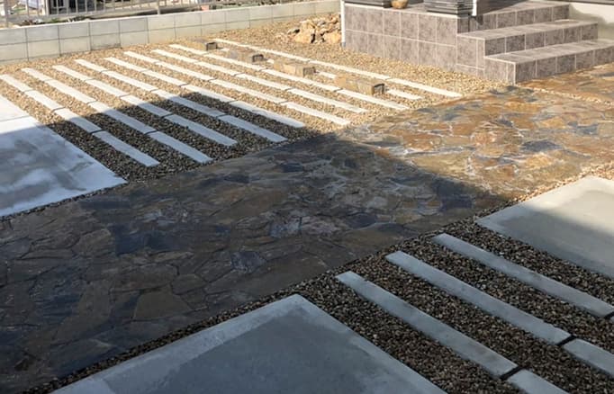 天然石と駐車場